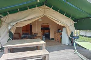 Camping-la-perle-tente-safari-6personnes-terrasse