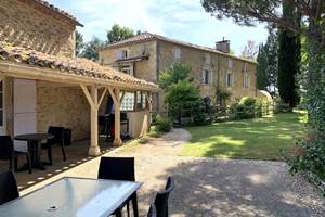 Domaine La Buissière "Le Gîte" la Terrasse et vue arrière "La Maison"