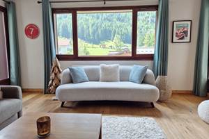 Grand séjour cuisine avec vue dégagée sur les montagnes (Appartement de 70 m2)