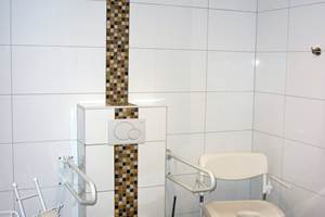 Une grande salle d'eau bien équipée pour les PMR