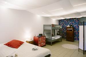 Chambre pour 5 personnes  / Lit double en 160 + Lit Superposé et Lit simple / salle de bain privative