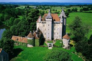 Chateau de Villemonteix à 4 kms du Domaine de Louveraude en Nouvelle Aquitaine