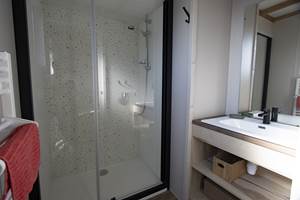 Salle d'eau de la chambre parentale (photo du fabricant dans l'attente des images réelles)