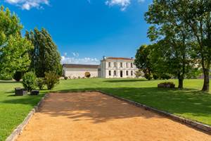 Maison de Jean, chambres d'hôtes de charme en Blaye Côtes de Bordeaux , Château Haut Bourcier avec terrain de pétanque
