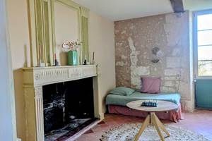 Salon avec couchage d'appoint