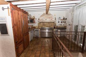 Cuisine moderne avec gazinière, four professionnel, lave-vaisselle et machine à laver