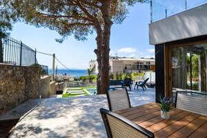 Espace repas sur la terrasse à l'ombre de "Pino" La plancha au gaz ne sera jamais loin… Et toujours la vue