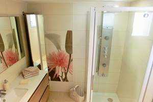 Salle de bain chambre double Portissol en rez de jardin aperçu mer à Bandol dans le Var