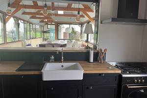 cuisine et véranda gîte de groupe CALVADOS