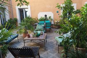 le patio de style méditerranéen de la Grenade bleue