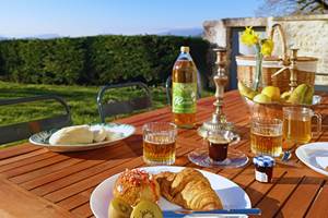 Petit-déjeuner local au Manoir du Colombier . Savourez un petit-déjeuner gourmand ,produits locaux :Grand Colombier .Gîte 4 étoiles – Séjour d'exception en Auvergne-Rhône-Alpes