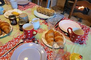 Petit déjeuner près du feu