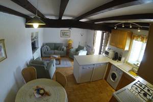 Terrace Cottage - la cuisine avec coin de repas et le salon