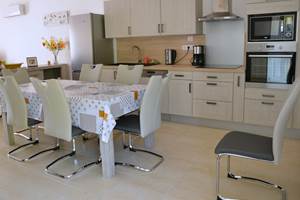 Cuisine toute équipée gite Ambroisie