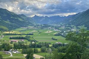 Vue sur vallée Intyamon et montagnes depuis Estavannens