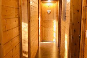 Couloir donnant accès aux deux chambres du bas et la salle de bain