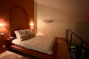 Chambre avec lit queen size et matelas mi ferme
