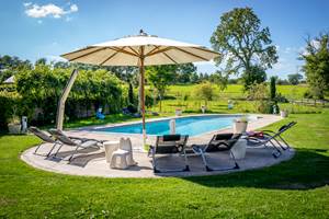 La piscine chauffée du Domaine de Louveraude en Nouvelle Aquitaine