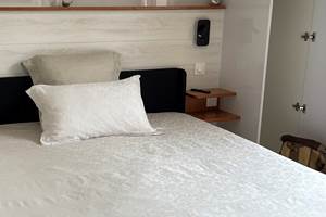 chambre-gabriel-lit-queen-size-mas-des-anges-soussans-margaux-deco-moderne