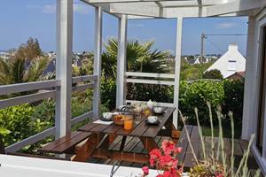 Petit-déjeûner en terrasse au chalet Beniguet, vue sur la Baie de Porspaul à Plouarzel