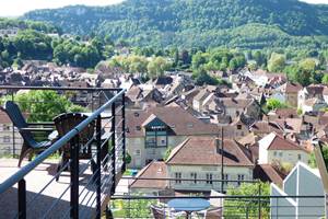 Vue ville petite terrasse Chambres d'Hôtes La Colline aux Yeux Doubs