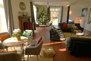 woonkamer-kerstboom-ambleve-oever-ecolodge