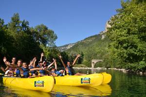 Fou rire pour une descente canoe en groupe ou entre amis au coeur des Gorges du Tarn avec Aqua Soleil Eau Canoe