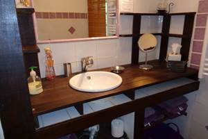 la chambre améthyste : l'espace lavabo