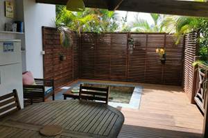 le-secret-d-alpinia-piscine-privee-deck-bois-guadeloupe