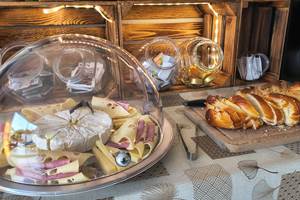 Petit-déjeuner gourmand avec viennoiseries, pains frais et produits locaux