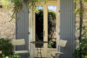 La terrasse devant la chambre double coté jardin de notre maison en Provence - Vaucluse