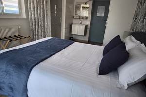 chambre-lessentielle-salle-eau-ouverte-la-fleche