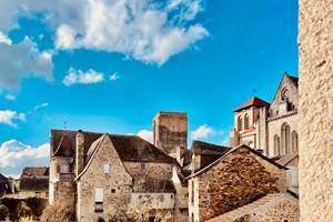 Vue sur la cité médiévale et la Tour du Plô