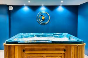 Jacuzzi privatif dans spa intimiste – Spa Le Magnolia