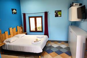 Vue de la chambre depuis la porte d'entrée