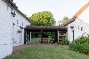 patio d'entrée de la Bergerie ( à droite)