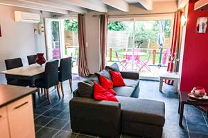 Séjour, vue terrasse - Gîte Rouge Cerise