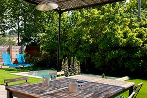 coin repas au bord de la piscine la barraquette