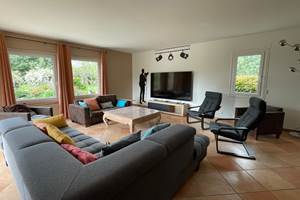 Salon lumineux avec fauteuils confortables