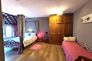 Chambre familiale : 2 Adultes- 2 Adolescents + bébé. sdb privée