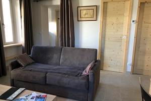 Aperçu de l'entrée, porte de la salle de bain et d'une chambre