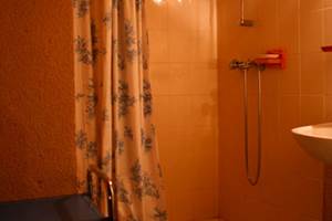 5-gite-en-location-aubrac-aveyron-salle-de-bain-laguiole