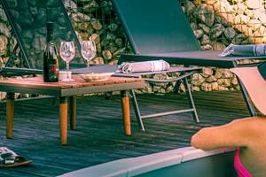Apéritif au bord de la piscine au Manoir du Colombier, gite 4 étoiles à 1h de Genève.
