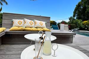 Cocktail au bord de la piscine