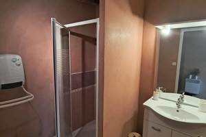 salle-bain-chambre-verdoyante-douche-privee-gite-centres-aveyron-saisonnee