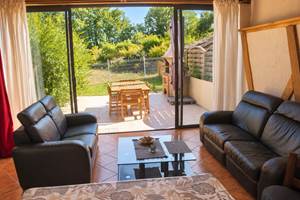 La terrasse avec plancha et barbecue