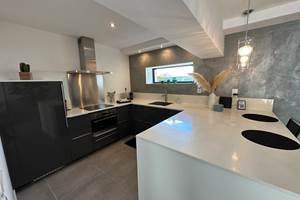 Tout le nécessaire à portée de main dans une cuisine élégante et lumineuse