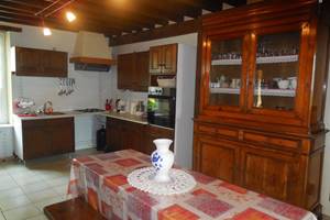 coin repas ouvert sur la cuisine