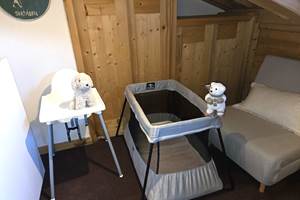 Lit bébé et chaise haute gratuitement sur demande