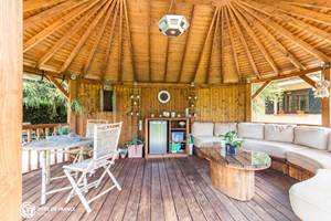 Espace de convivialité extérieur avec vue sur la nature